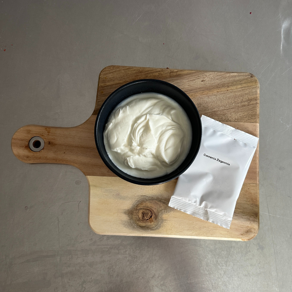 Die Hälfte der Creme zwischen den Böden verteilen.