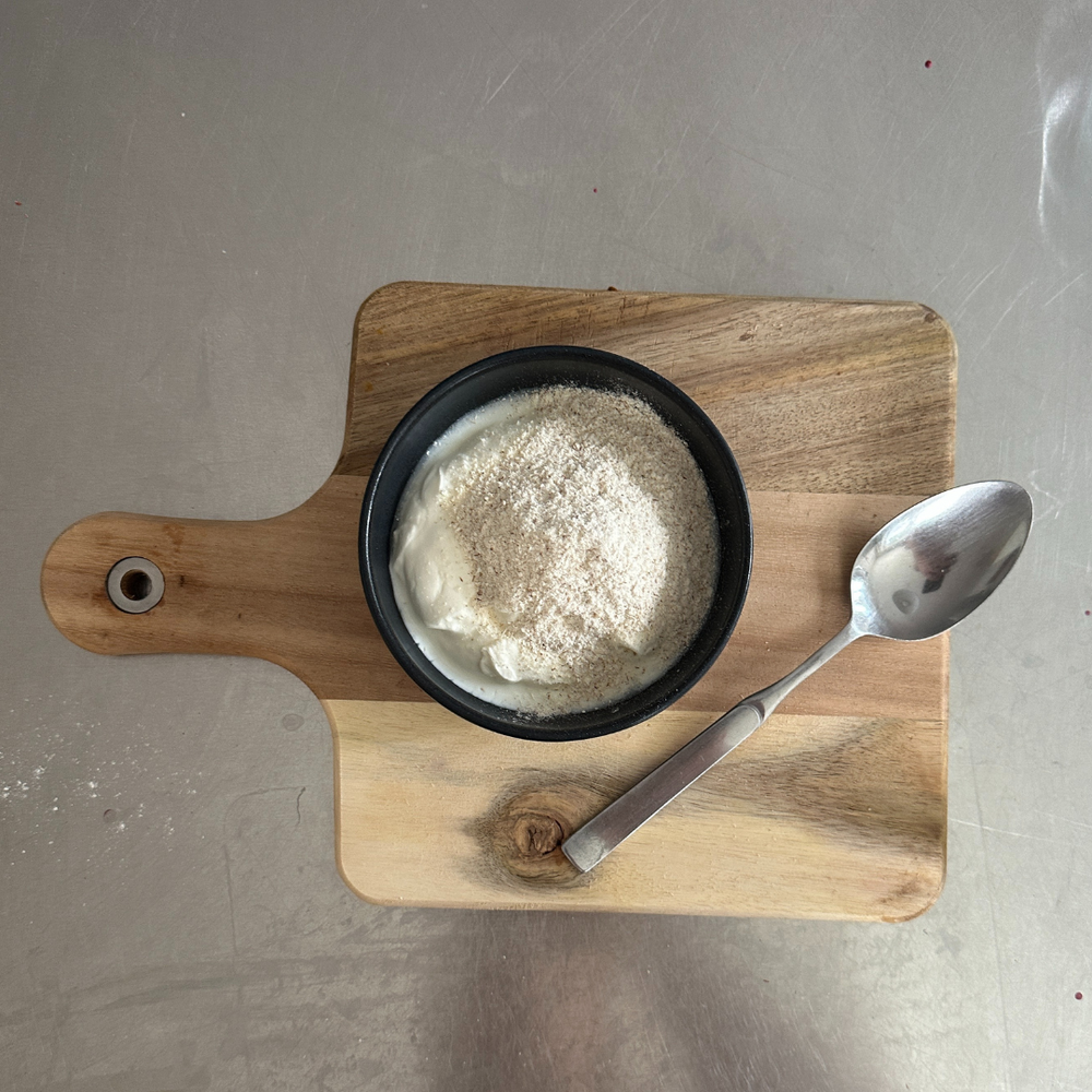 Den oberen Boden auf die Creme legen und den Rest der Creme oben auftragen.