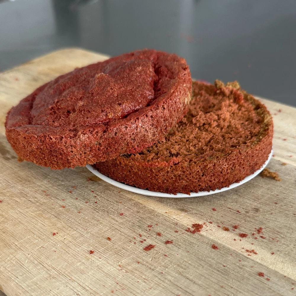 Den Boden abkühlen lassen und zum Beispiel mit einem scharfen Brotmesser horizontal teilen.