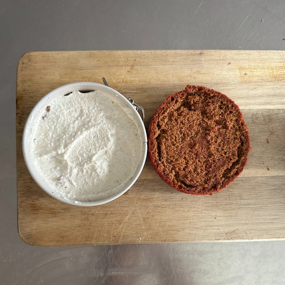 Die Hälfte der Creme zwischen den Böden verteilen.