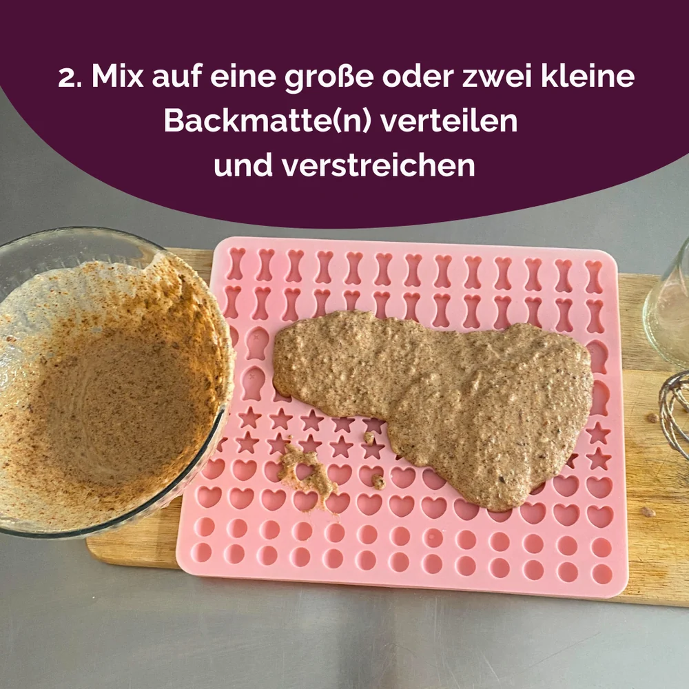Mix auf eine große oder zwei kleine Backmatten verteilen und verstreichen. Den Teig sofort weiterverarbeiten. Sollte dieser angedickt sein, mehr Flüssigkeit hinzufügen.