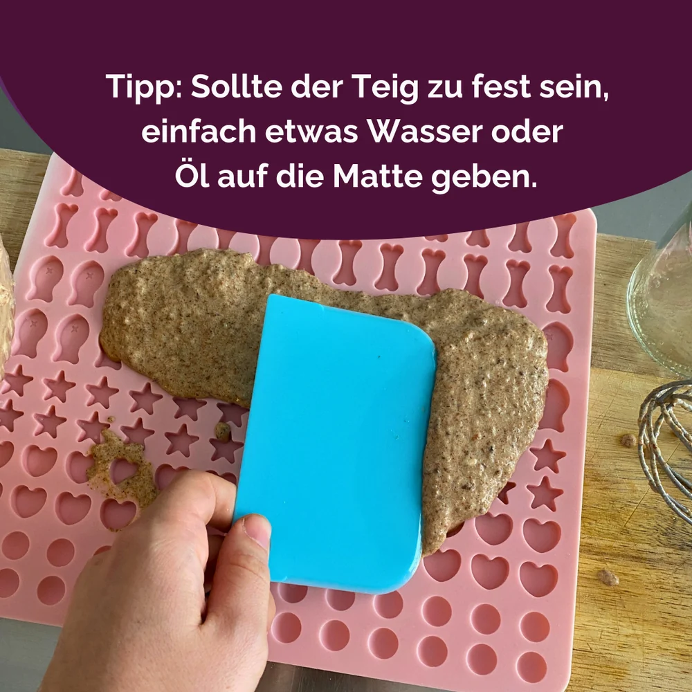 Tipp: Sollte der Teig zu fest sein, einfach etwas Wasser oder Öl auf die Matte geben.
