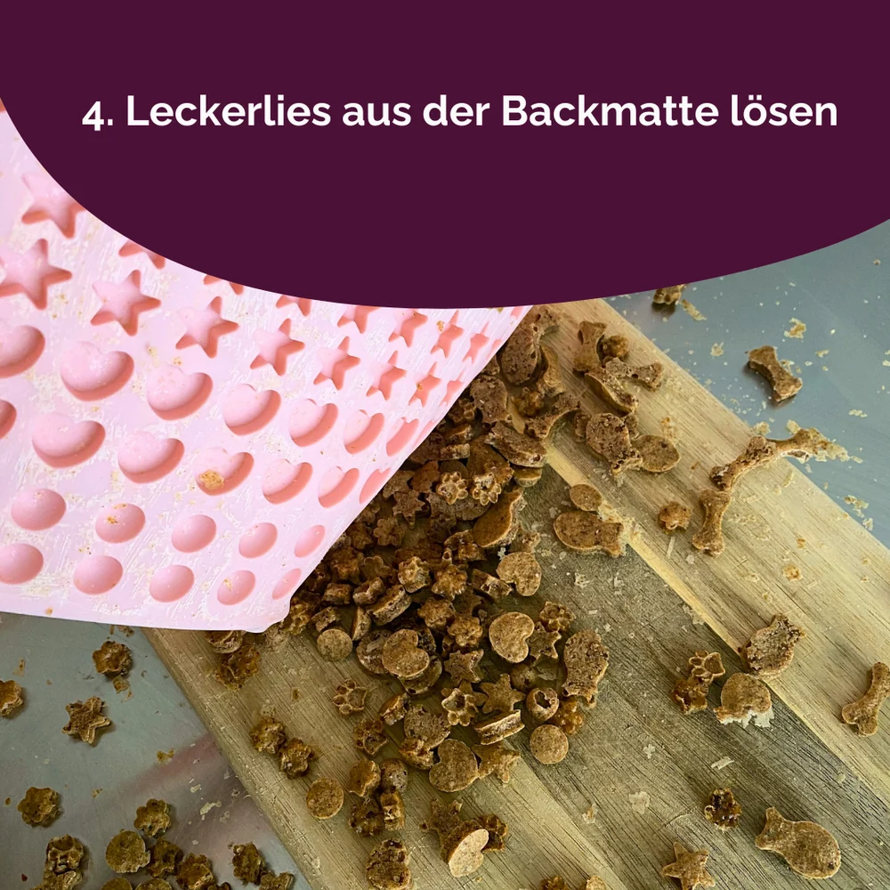 Leckerlis aus der Backmatte lösen.