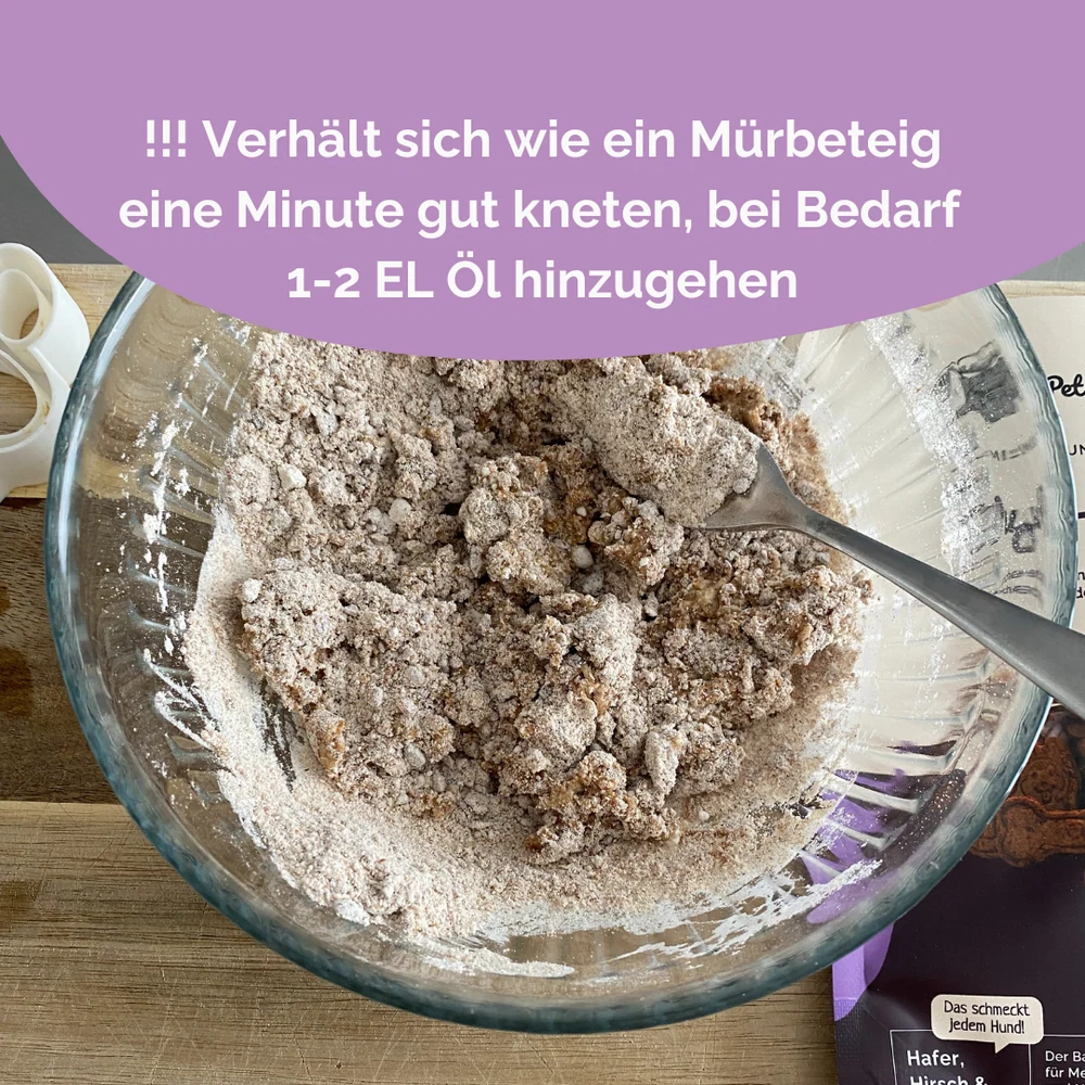 Der Teig verhält sich wie ein Mürbeteig. Eine Minute gut kneten und bei Bedarf 1-2 EL Öl hinzugeben. Anfangs nicht zu viel Flüssigkeit beigeben. Der Teig muss zunächst gut geknetet werden.