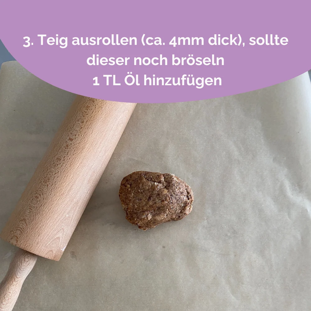 Teig ausrollen, ca. 4 mm dick. Sollte dieser noch bröseln, 1 TL Öl hinzufügen.